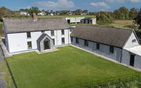 Spacious modern  7 ensuite bedroom house.