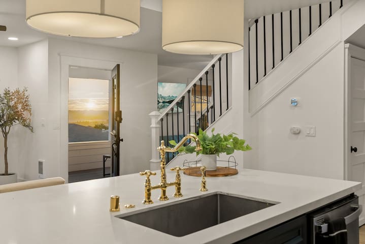 Spectacular SD House Near Downtown & Bay!