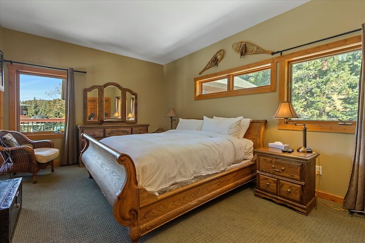 Lart, kati i tretë, krevat dopio "king" me banjë ngjitur