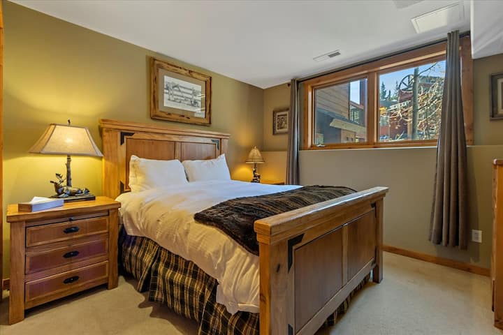 Krevat dopio "Queen", kati i parë, korridor
Banjë