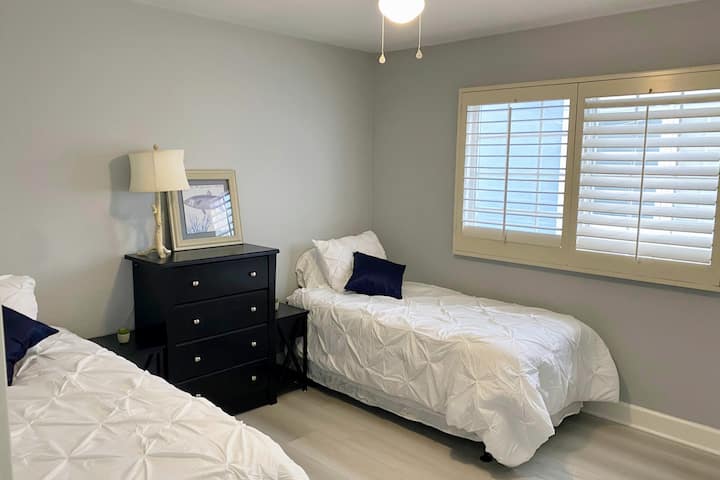 Спалня 1, 2 единични легла. Пълно пране  в непосредствена близост до тази стая.