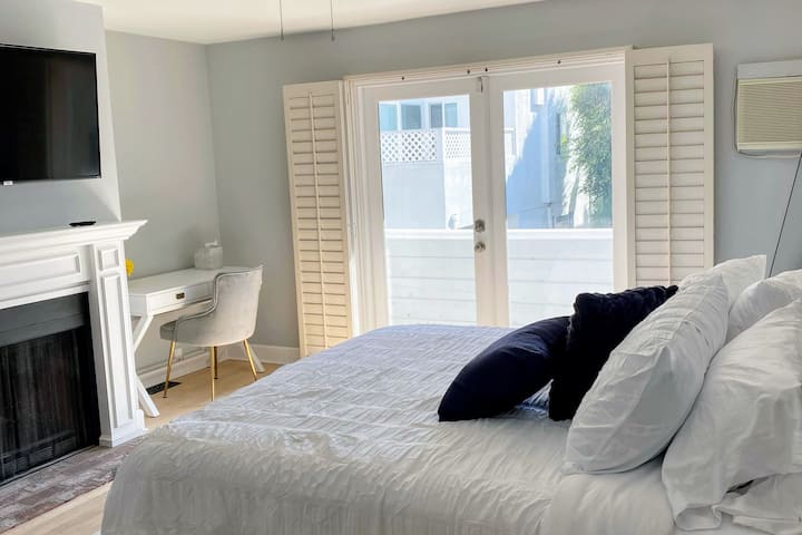 Основна спалня с двойно легло California King, френски врати към балкон, самостоятелна баня, бюро и климатик 