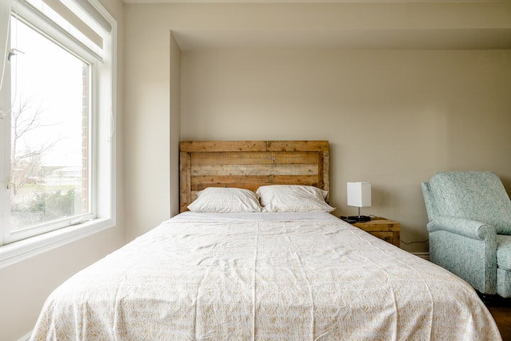 1 Cheerful Spacious Suite Close To Wonderland - Vaughan