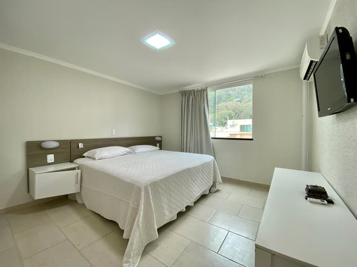 Мезонет с гардероб, плот, телевизор и климатик.