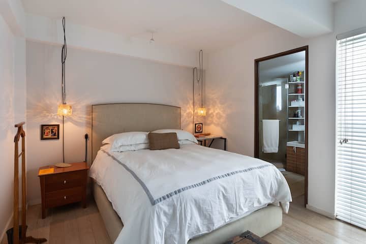 غرفة رئيسية.
بسرير بحجم كبير وخزانة وحمام كامل خاص