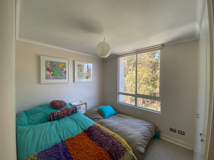 Стая с изглед към малка гора.