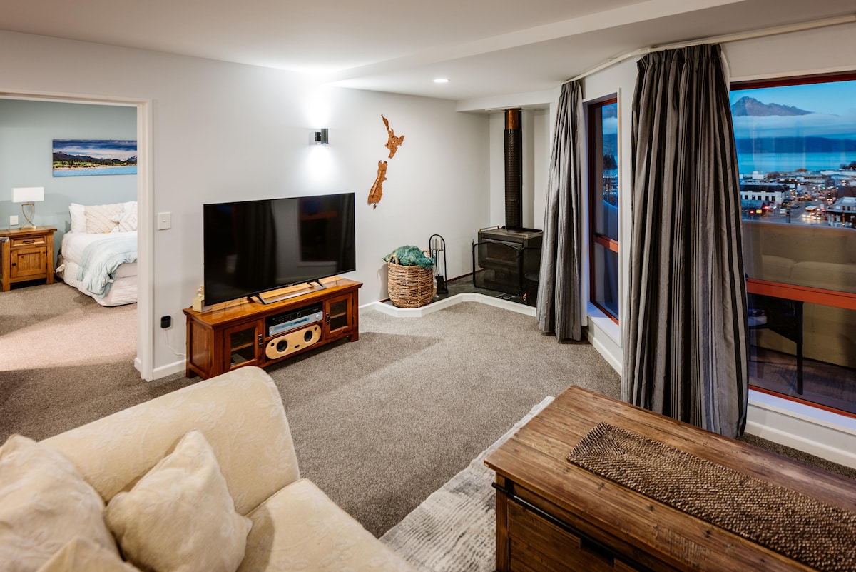 טרקלין עם טלוויזיה עם סקיי, אח ונופים נהדרים מעל העיר והאגם