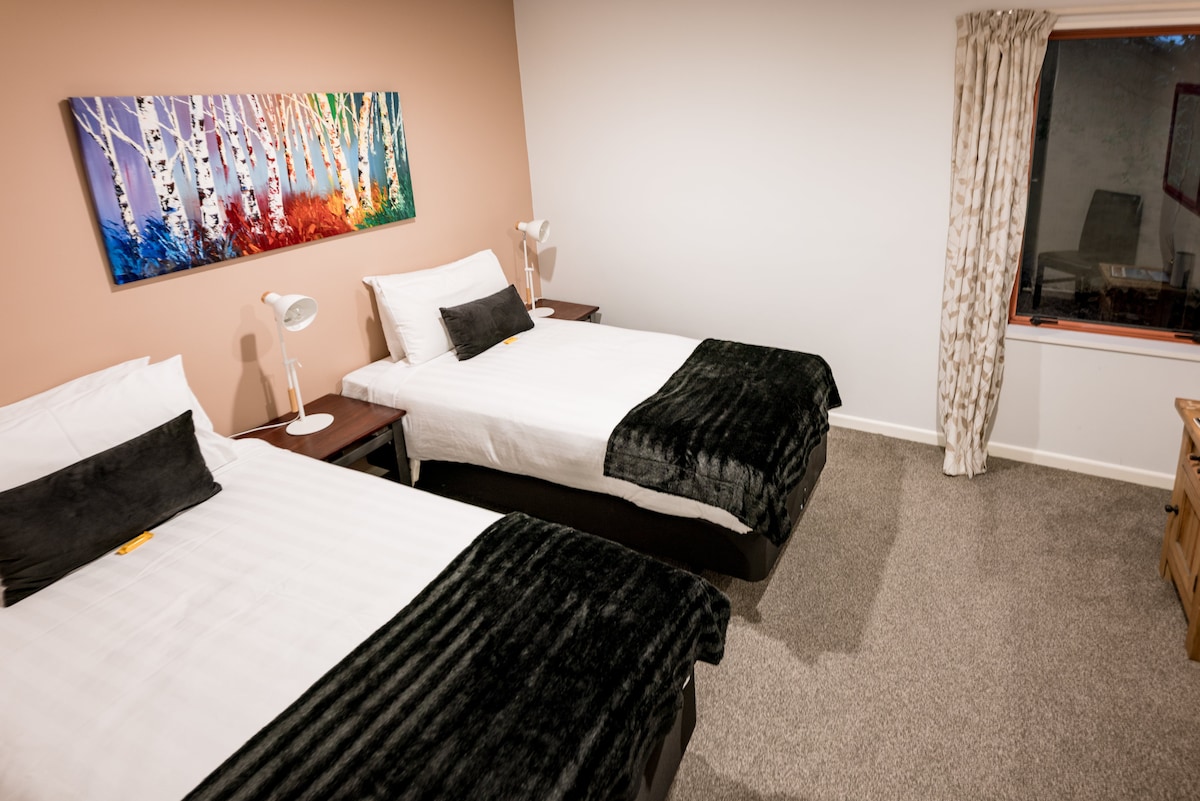 חדר שינה שלישי עם אפשרות למיטות יחיד או מיטת קינג סייז משולבת