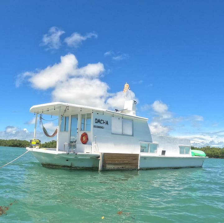 houseboat tourism