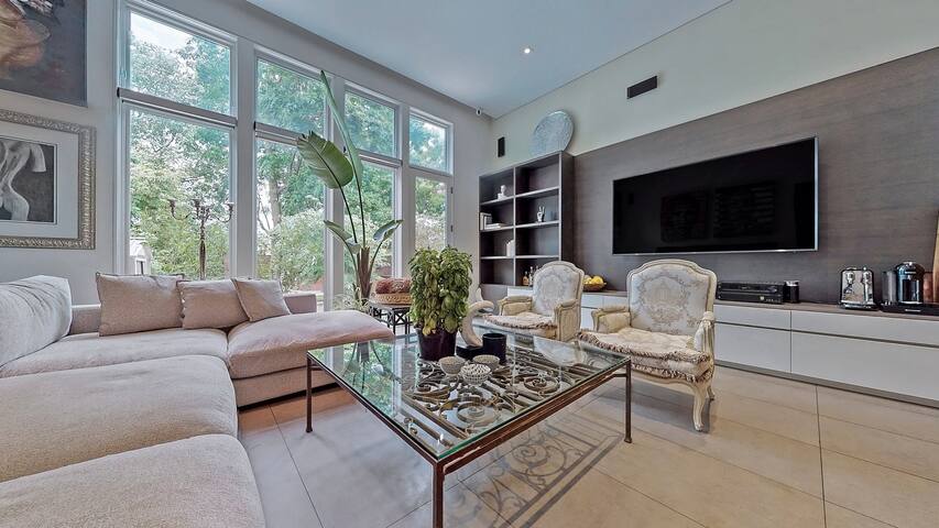 MODERN MASTERPIECE! Designers own home gallery image 5