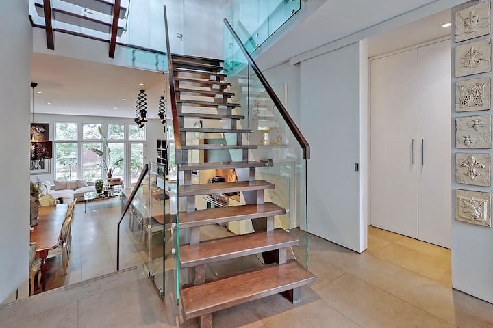 MODERN MASTERPIECE! Designers own home gallery image 3