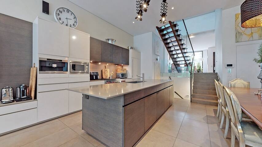 MODERN MASTERPIECE! Designers own home gallery image 4