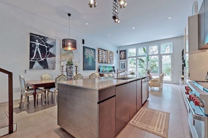 MODERN MASTERPIECE! Designers own home