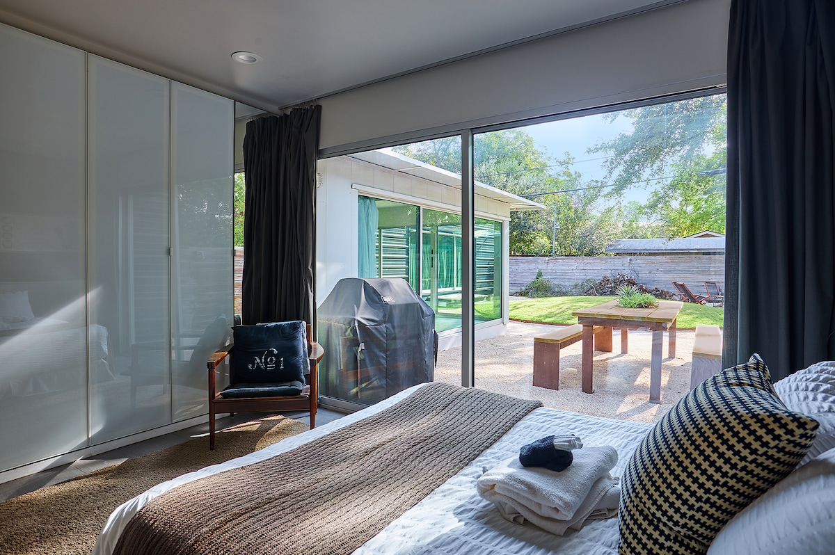 Wow, Glass-Walled Design Bungalow near University of Texas