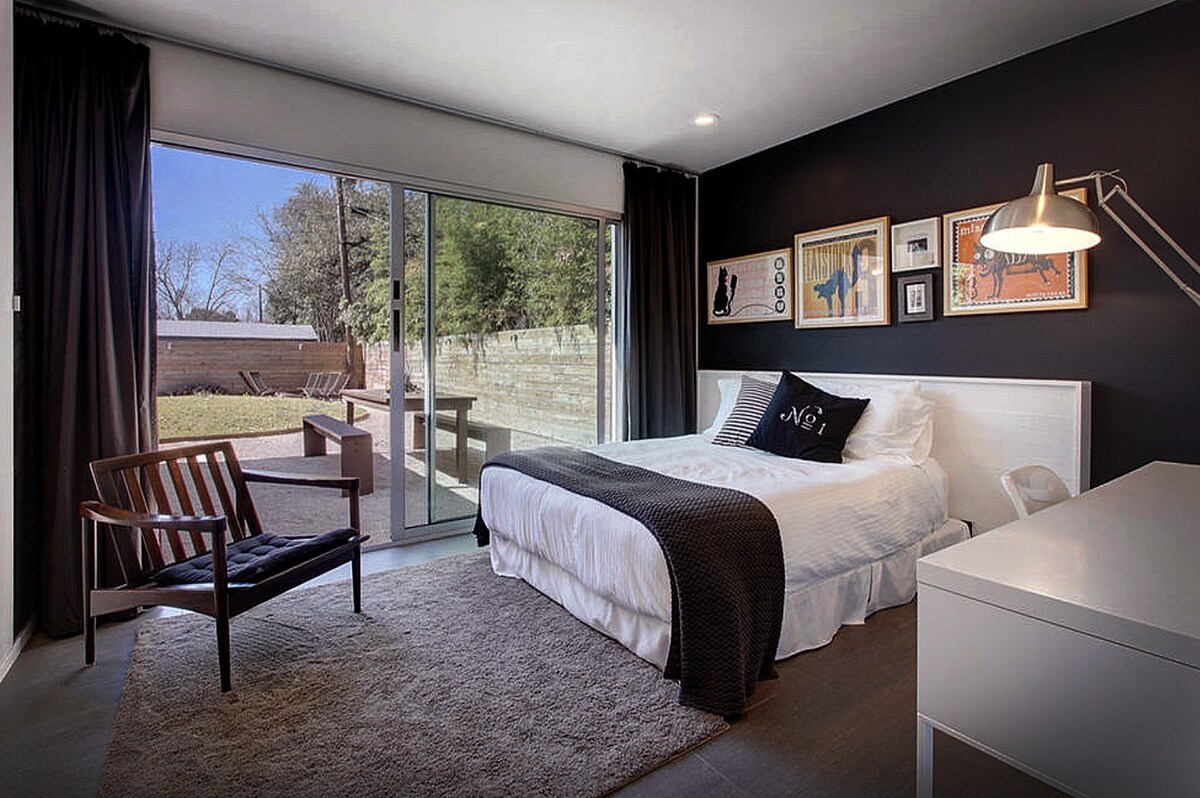 Wow, Glass-Walled Design Bungalow near University of Texas