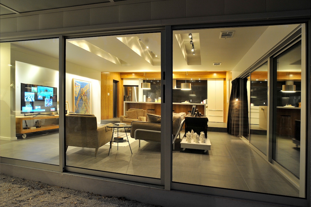 Wow, Glass-Walled Design Bungalow near University of Texas