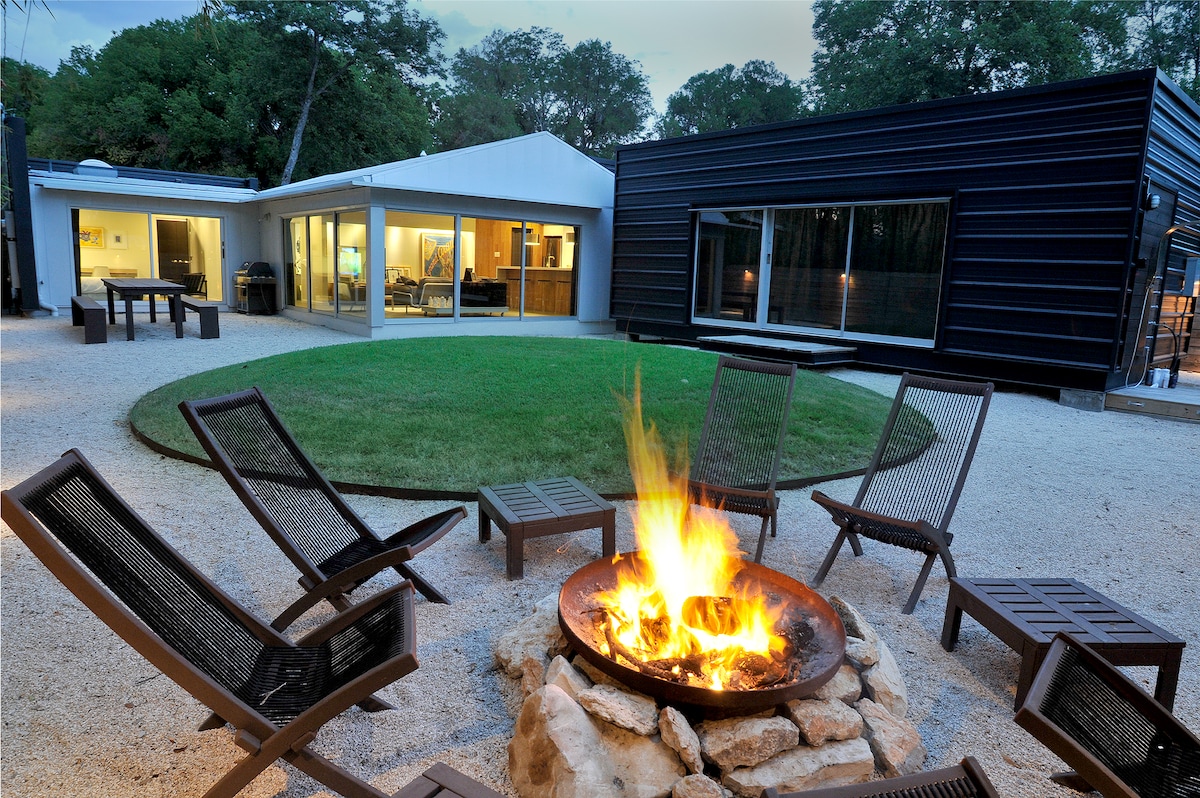 Wow, Glass-Walled Design Bungalow near University of Texas