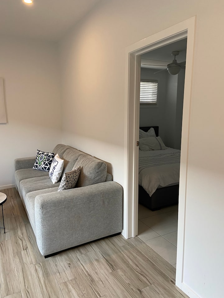 Adorable- Large 1 Bedroom Guest House - Broadbeach