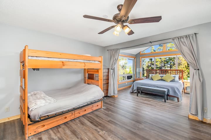 يتميز جناحنا الرئيسي بسرير كينج وأسرّة بطابقين مع سرير متحرك ثالث ومساحة إضافية للعب (مشمولة) وأمتعتك. 