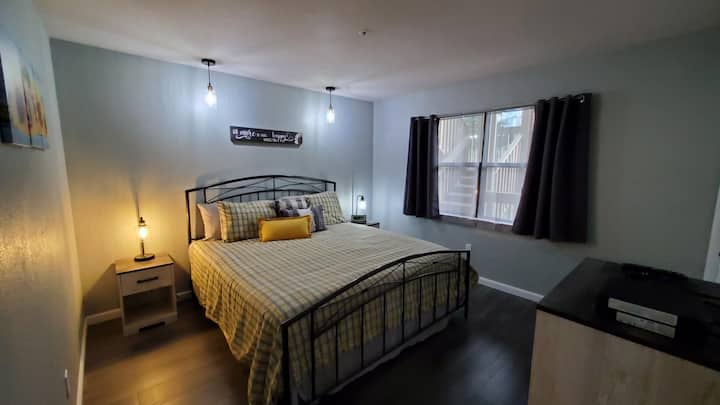 Disfruta de una estancia tranquila en el dormitorio de invitados, que incluye una cómoda cama tamaño king y un televisor de pantalla plana con canales por cable.