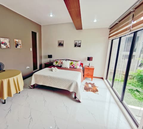 Cozy 2BR City Center TownHome w/Netflix&Karaoke