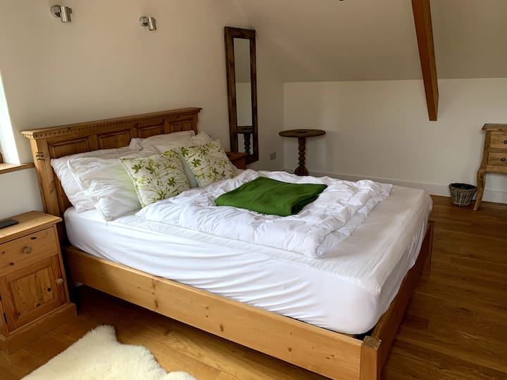 غرفة نوم ثانية في حظيرة بسرير مزدوج وسرير أريكة قابل للطي. تناسب زوجين أو طفلين. تلفزيون ذكي. 