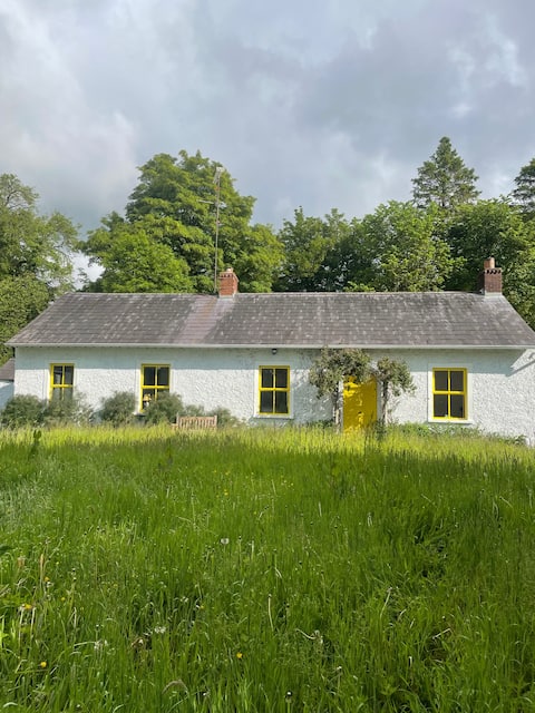 Country cottage w/private lake & beautiful grounds