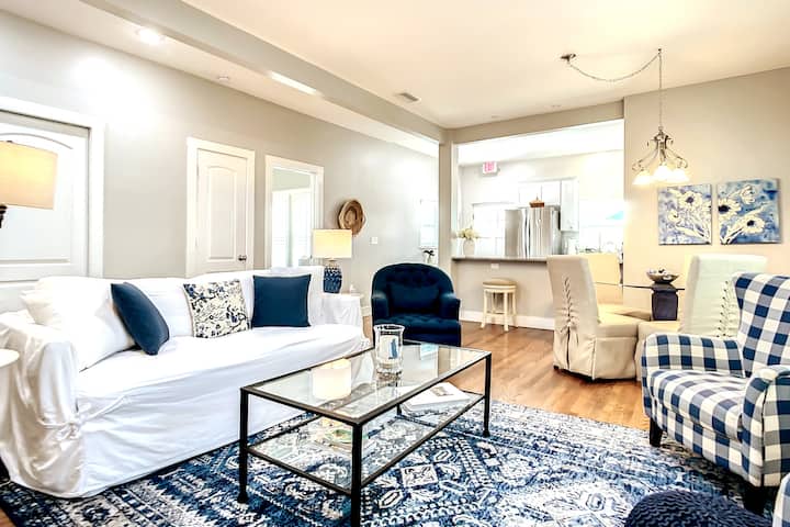 Всекидневна със смарт 65 - инчов телевизор

За 3D видеообиколка https :/ rebrand.ly/h68h7c4