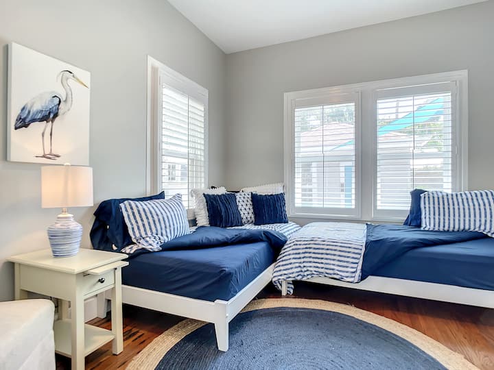 2 много удобни единични легла във втората спалня за гости.