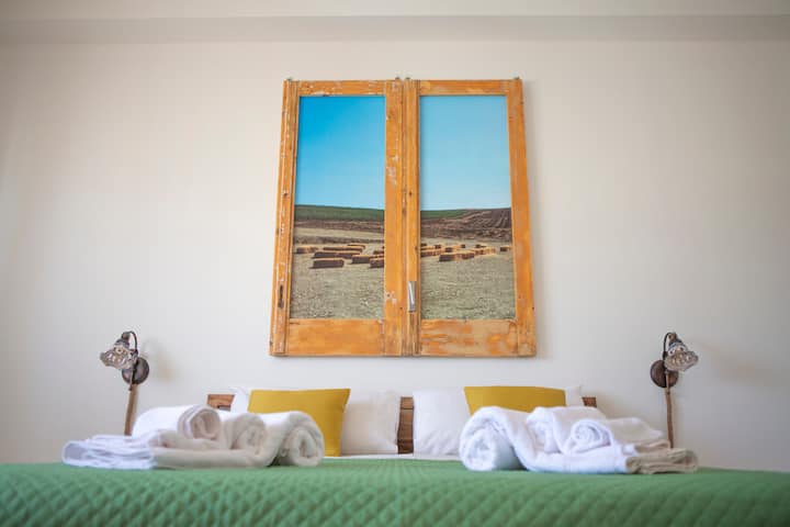 ห้องพักมีธีมที่ได้รับแรงบันดาลใจจากชนบทซิซิลี 

เฟอร์นิเจอร์ไม้เป็นของใหม่ องค์ประกอบการตกแต่งเป็นวัสดุกู้ชีพรวมกับความหลงใหลในการถ่ายภาพ 

โคมไฟระย้าและโคมไฟติดผนังทำจากเซรามิกซิซิลี 