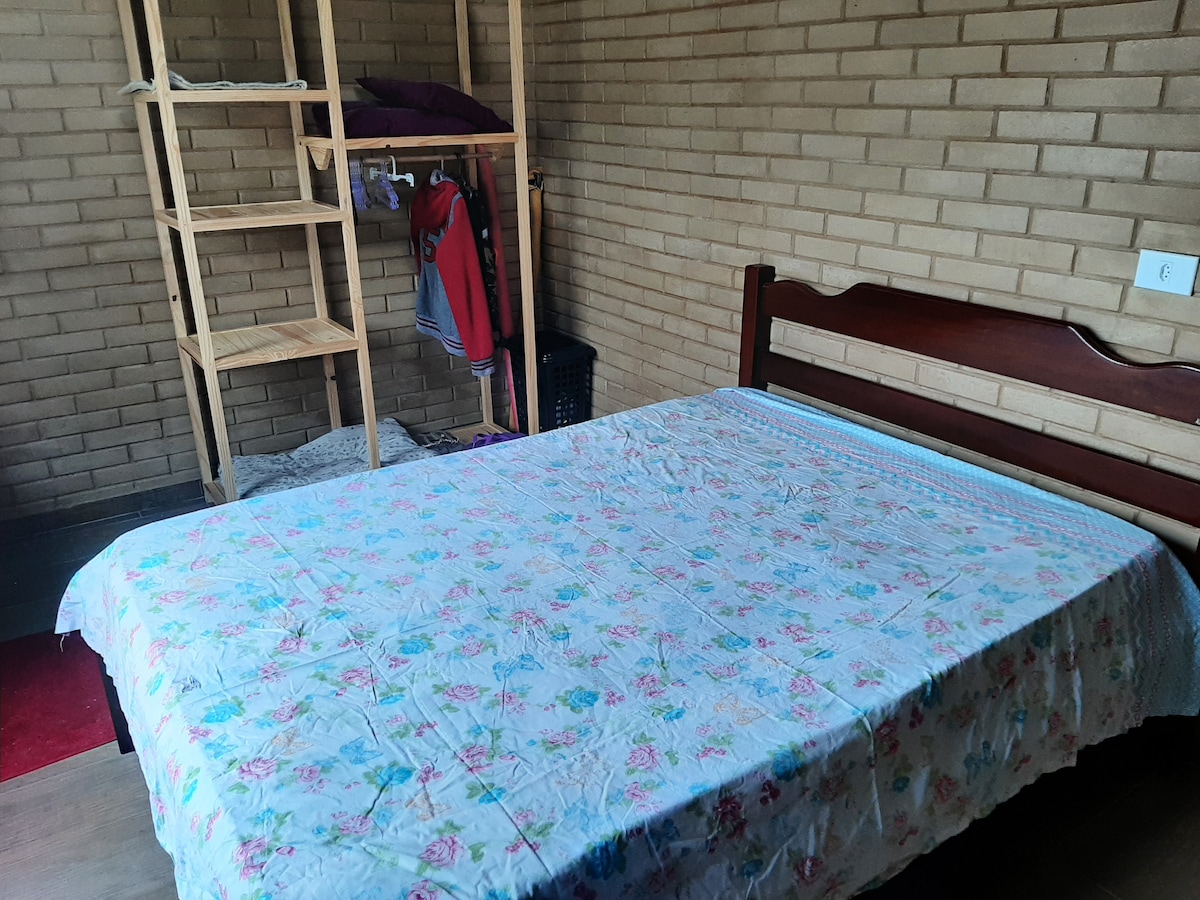 フロントダブルベッドルーム-ベッド＆クローゼットの詳細