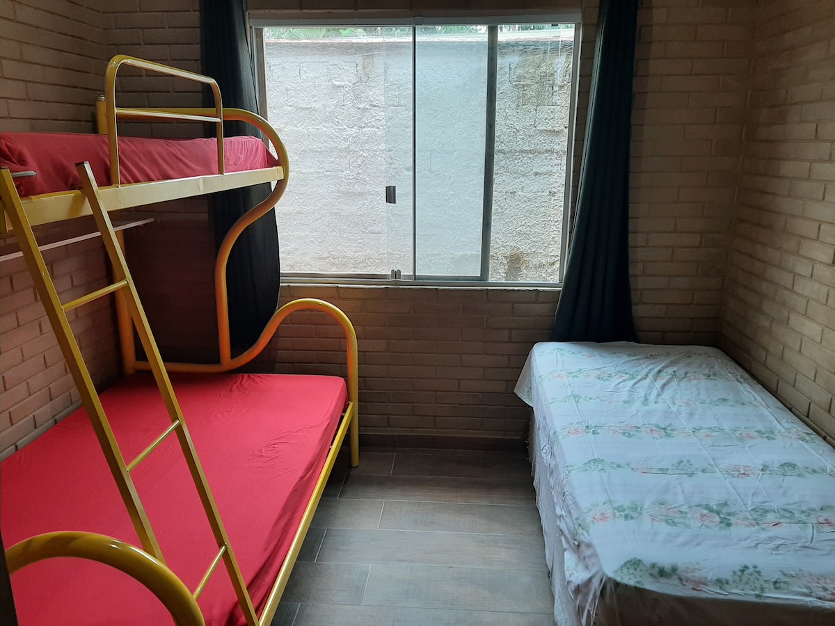 ミドルベッドルーム。シングルベッドと小さなマットレス（未成年マットレスは2名様用ですが、通常のダブルより20 cm小さい）とシングルマットレスを備えています。