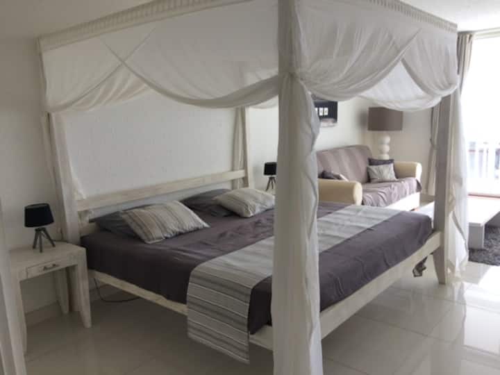 Charming ♥Studio ♥♥ by Orient Bay Beach Condominiums for Rent in