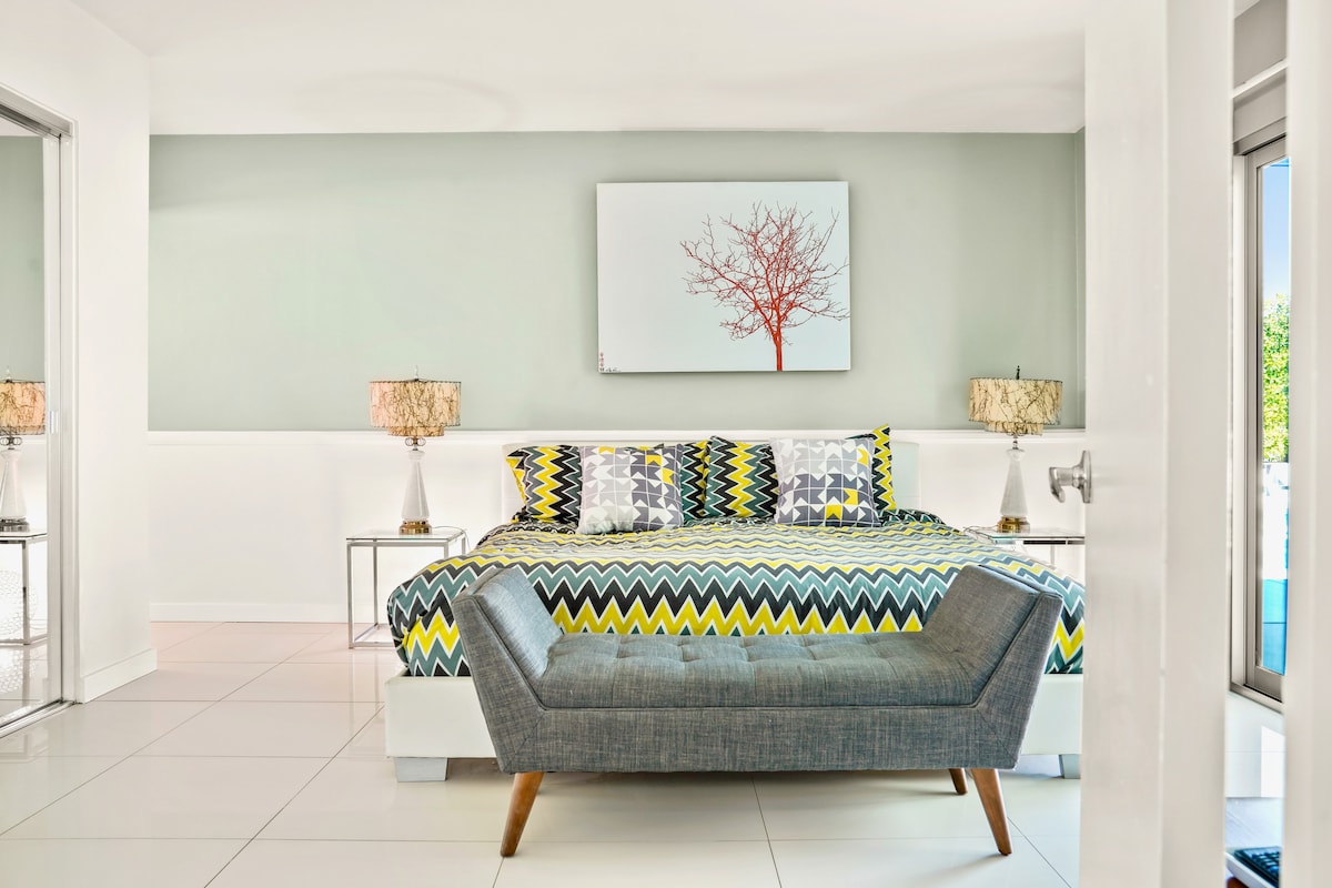 Segundo BR con cama tamaño king, baño privado y puerta corrediza al área de la piscina.