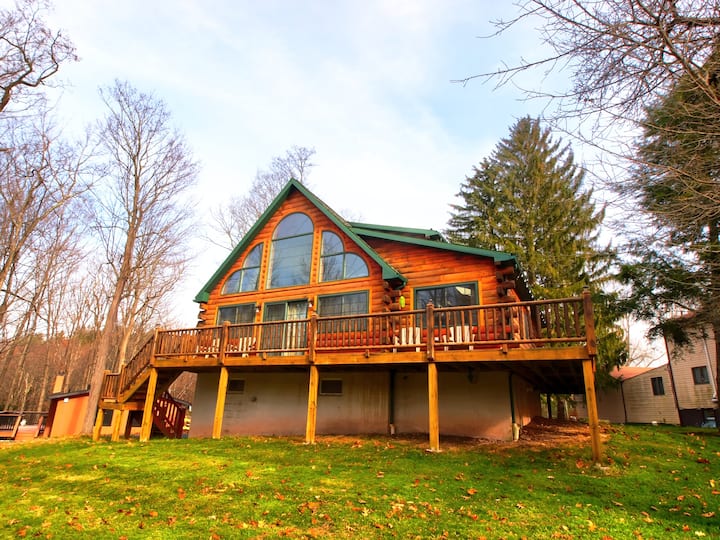 Chalet in Lake Community (SAUNA & HOTTUB) DOGS OK Cabins for Rent in