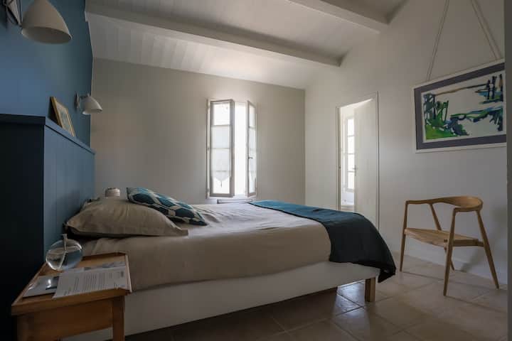 La habitación doble en suite con baño privado con ducha y WC (cama de 160)
The en suite double bedroom with private shower room & toilet (Queen size bed)