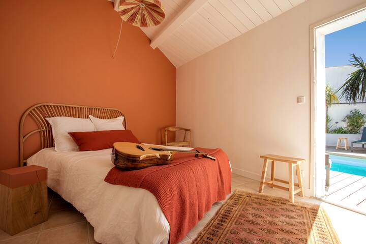 En el anexo, la habitación doble en suite con baño con ducha y WC privados (cama de 140)
In the annex, the entonces double bedroom with private shower room and toilet