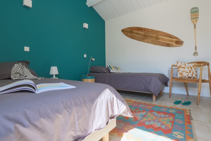 En anexo, la habitación con 2 camas (convertibles en 1 cama doble de 160) con baño con ducha & WC privado
In the annex, the twin bedroom (can be changed into a double bedroom) with private shower room & toilet