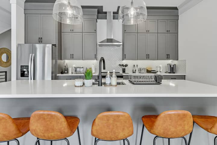 *Sleeps 24* Keep The Secret  *2 Units * 8br* 8ba*3 - Nashville, TN