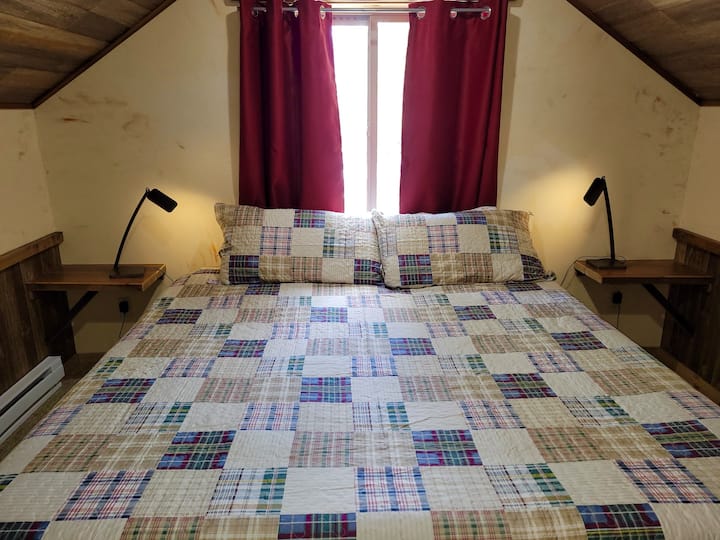 Een kingsize bed in de slaapkamer boven. 