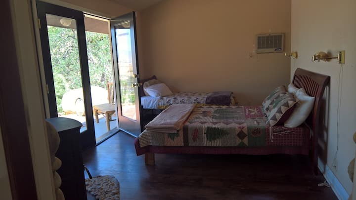 Dhomë gjumi komode me pamje nga dritat e qytetit dhe liqeni më poshtë mund të të bëjë të mos duash të dalësh kurrë nga krevati