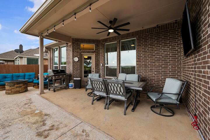 ★Private Modern Pool Home ★ Backyard Vibes + More! gallery image 2