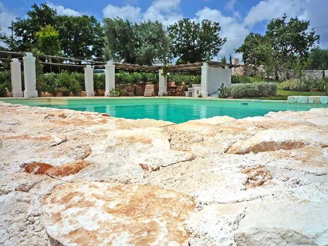 Stone lamia in Itria Valley 4 people amazing pool