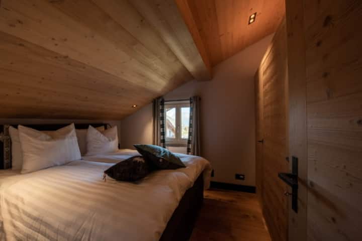 غرفة نوم بسرير مزدوج 160 × 200.
الكثير من الخزانة.