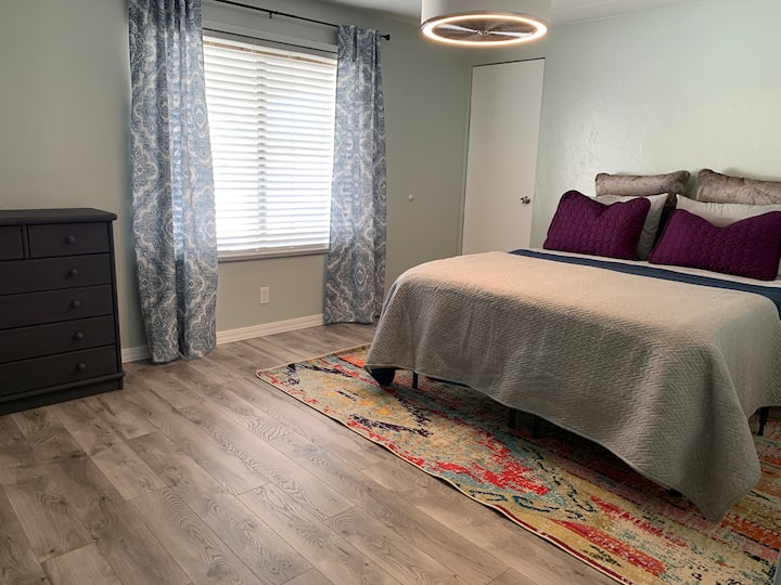 Dormitorio #2
Cama queen, vestidor y TV con streaming ROKU