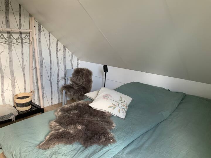 Slaapkamer 1, met 2-persoons boxspring 160x210  en 1-persoons boxspring 90x210