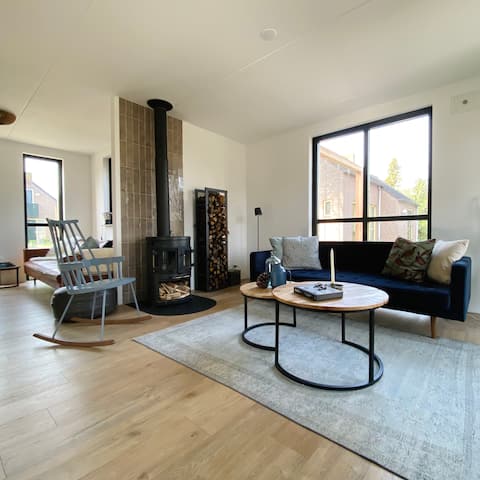 Spacious luxury bungalow with large garden