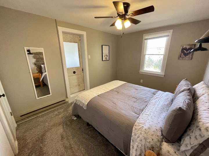 1 queen bed in the bedroom that will sleep up to 2 guests.