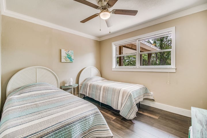 Bedroom #3 with two twin beds