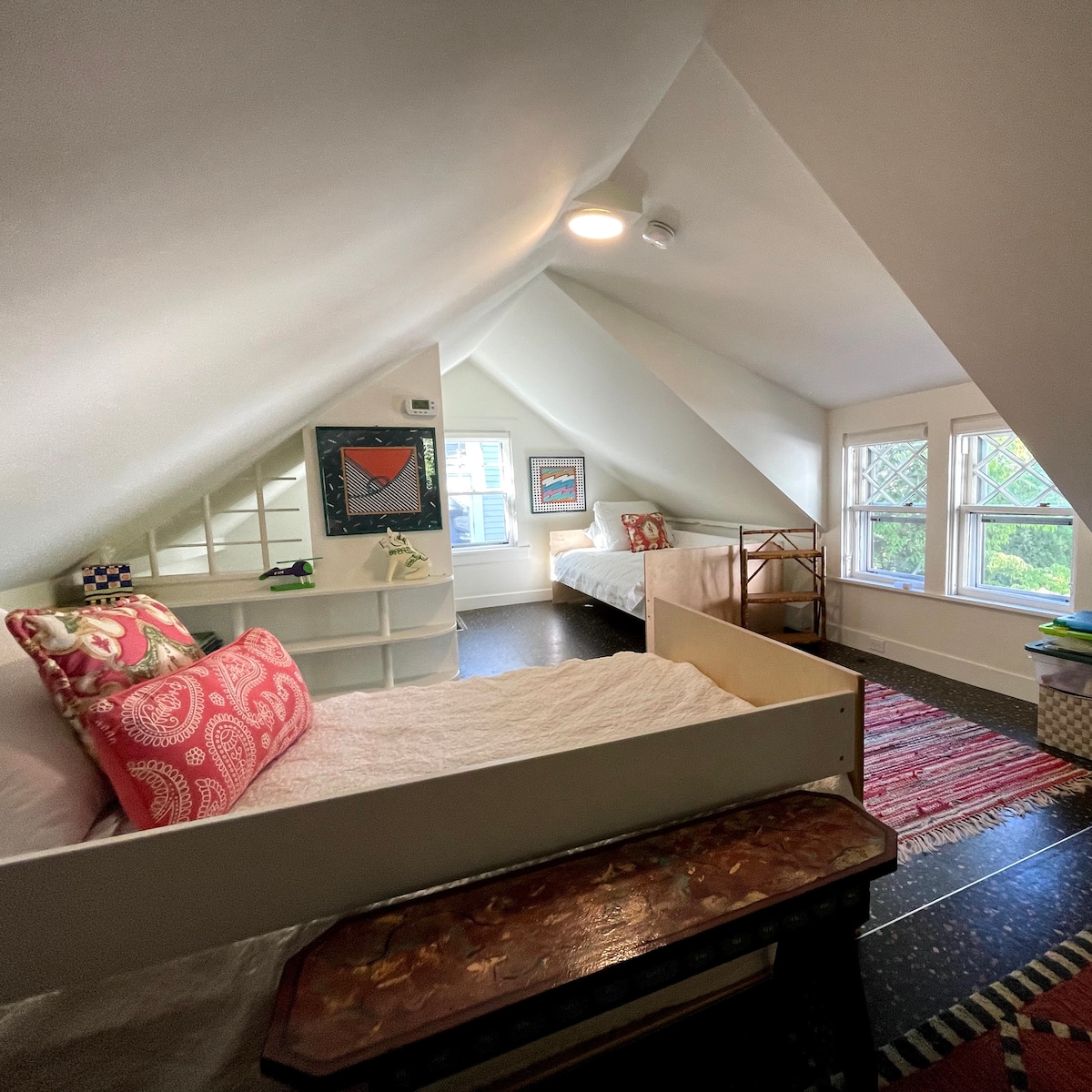 儿童卧室设有两张单人床，一张带脚轮，共有3个睡眠空间。 